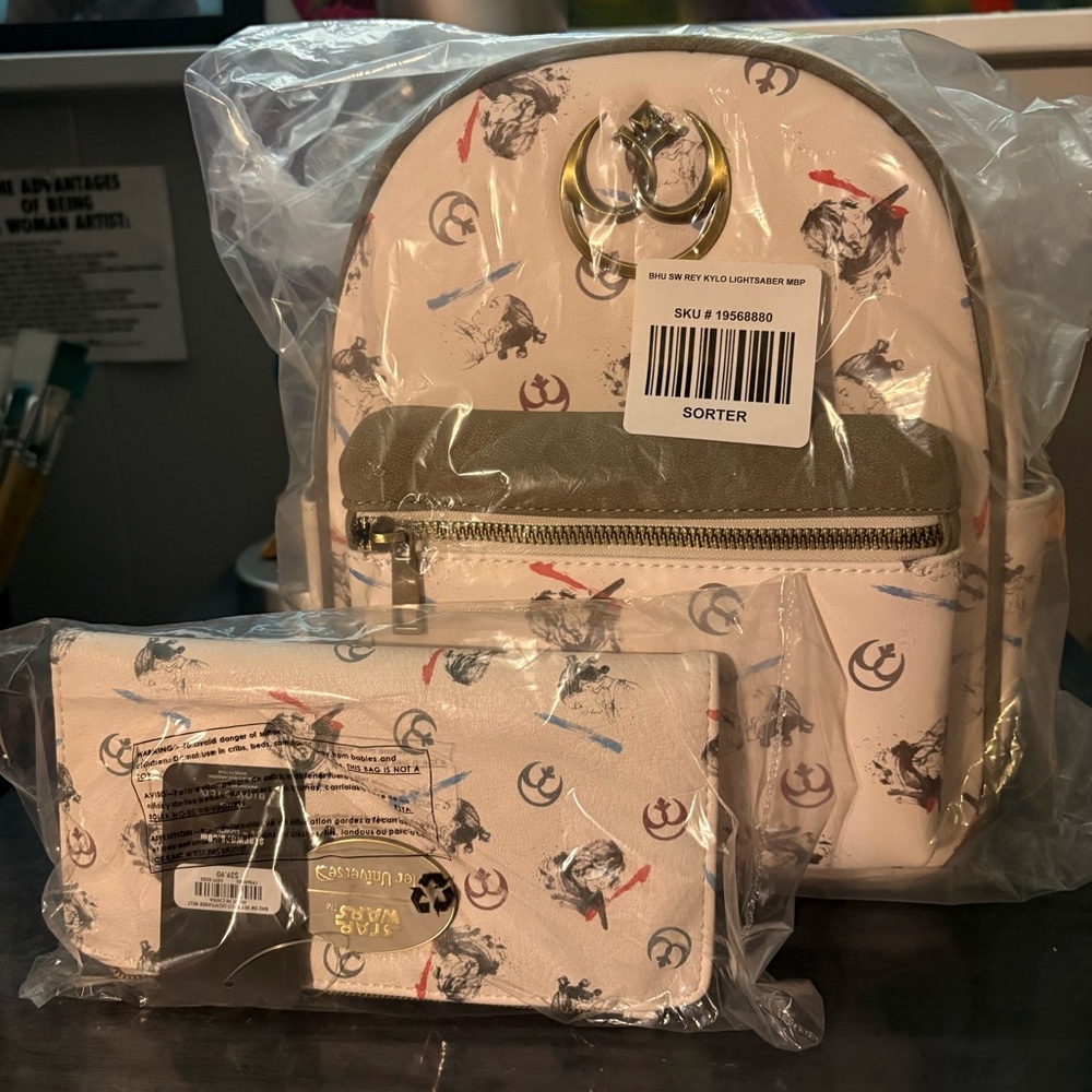 NWT Her Universe Star Wars Rey & Kylo Ren Lightsaber Mini Backpack & Wallet